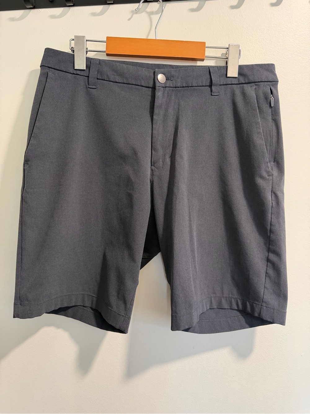 Lululemon men’s grey technical shorts size 32